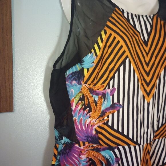 Sleeveless mixed pattern Pelham hem blouse with sheer inserts and back z… - Picture 4 of 10